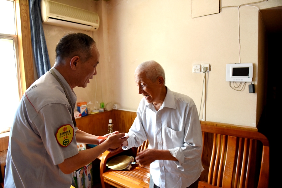 慰問革命功臣陳家振.jpg 慰問革命功臣陳家振.jpg