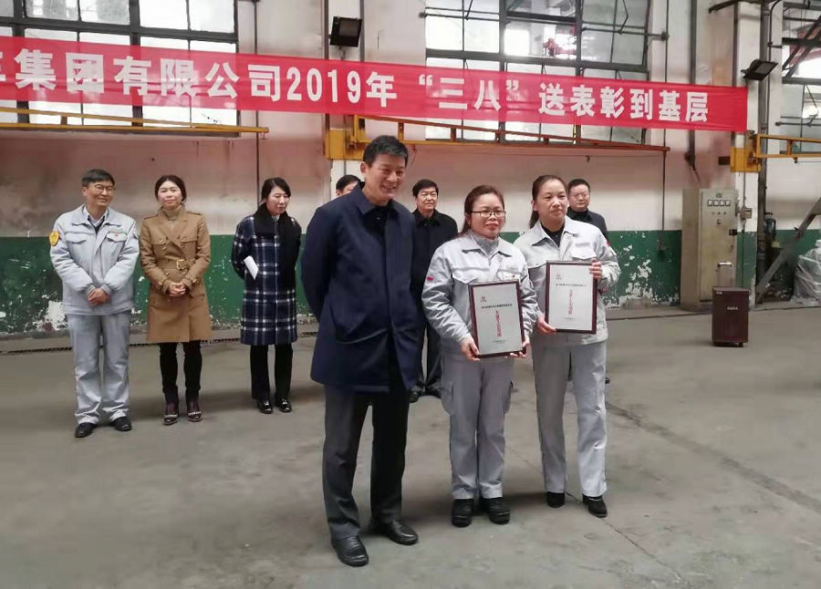 班長(zhǎng)彭利華受獎(jiǎng).jpg 班長(zhǎng)彭利華受獎(jiǎng).jpg