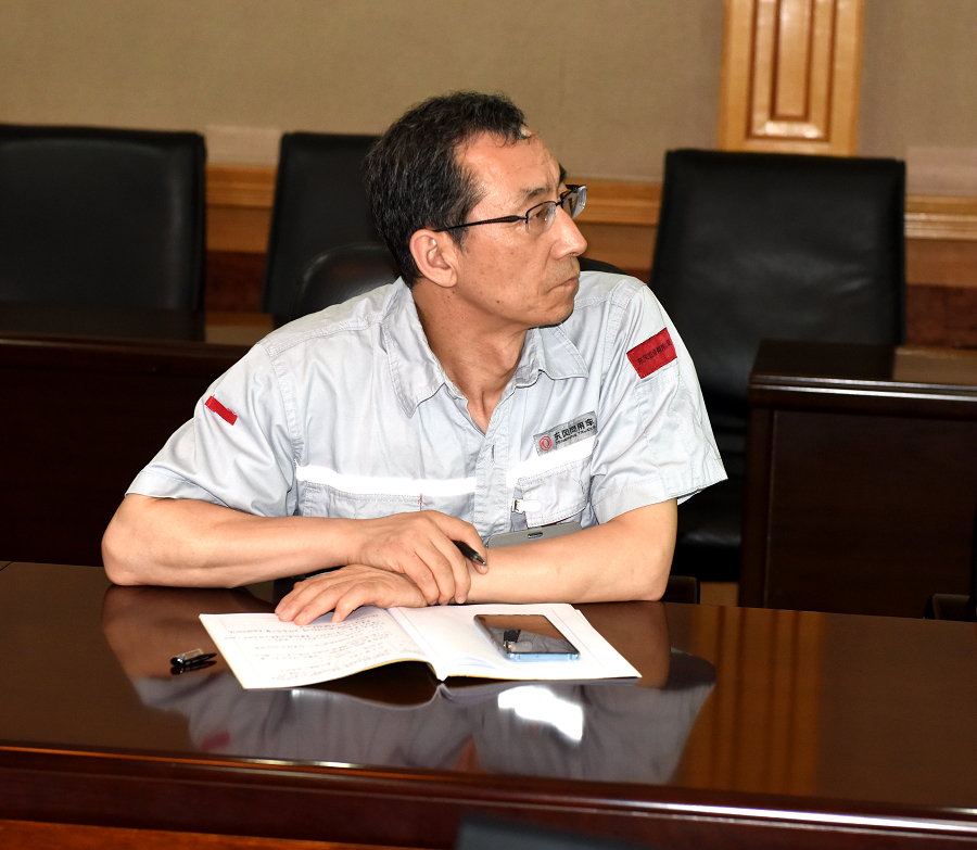 C:\Users\liangxq\Desktop\“三個報告”剛露面,鍛造廠員工為何討論的既熱烈又激烈?\鍛造廠廠長張兆德認真聽取和記錄代表發言2.jpg C:\Users\liangxq\Desktop\“三個報告”剛露面,鍛造廠員工為何討論的既熱烈又激烈?\鍛造廠廠長張兆德認真聽取和記錄代表發言2.jpg