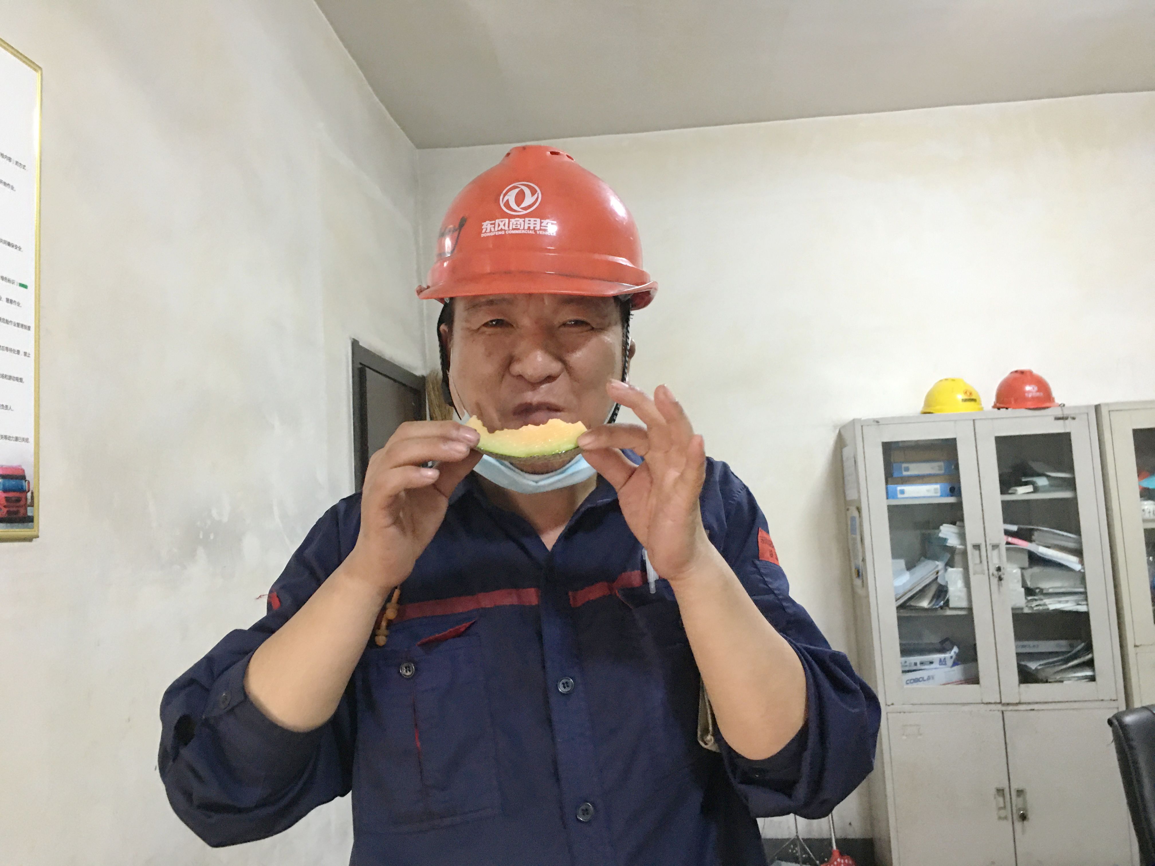 王建成吃瓜露出幸福的微笑.jpg 王建成吃瓜露出幸福的微笑.jpg