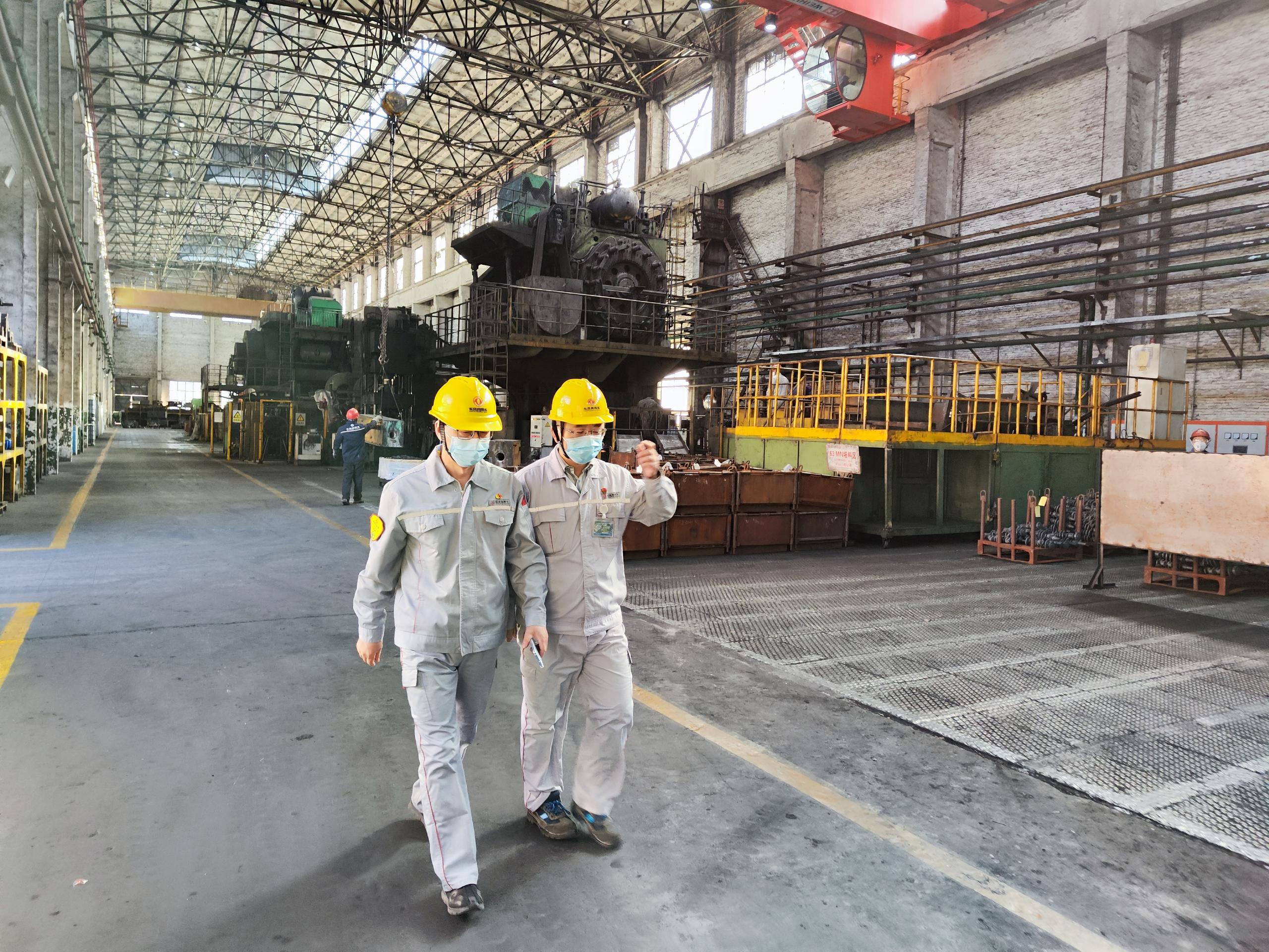 張兆德在現場檢查.jpg 張兆德在現場檢查.jpg