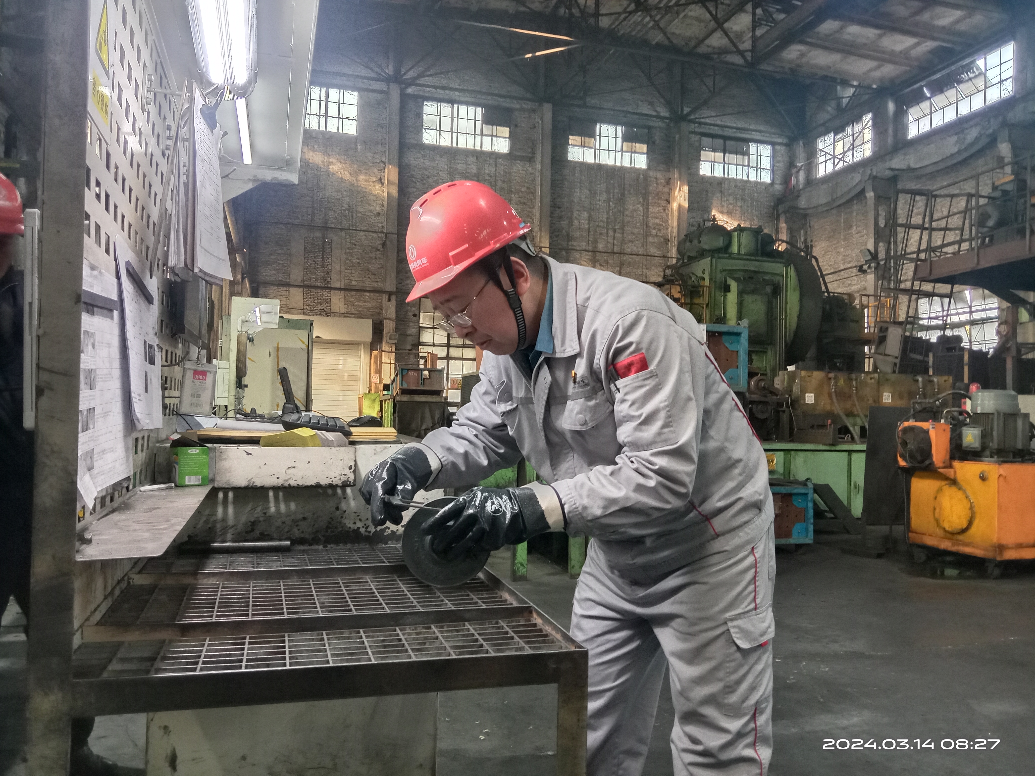 徐鋒班長質(zhì)量抽檢.jpg 徐鋒班長質(zhì)量抽檢.jpg