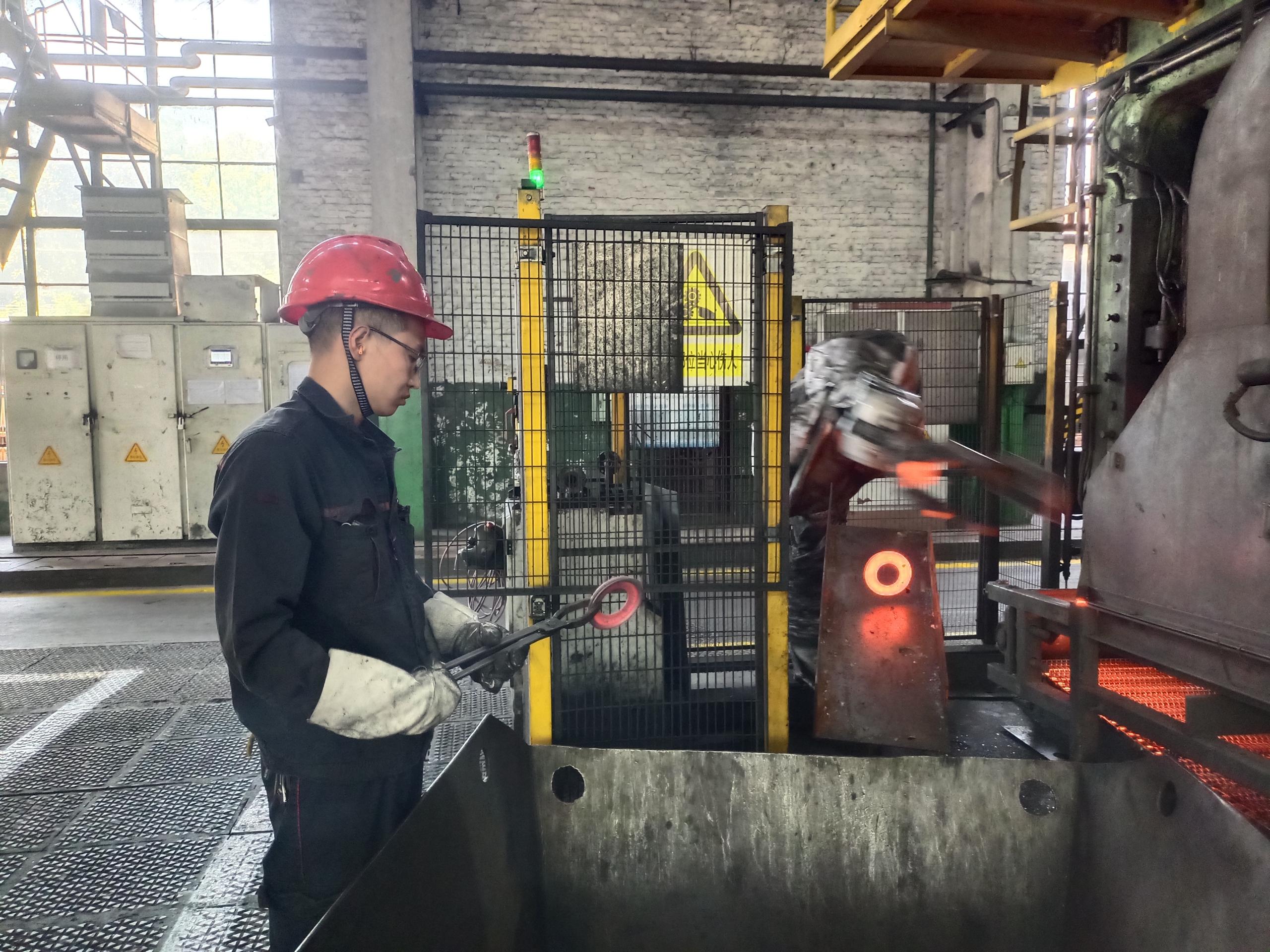 自動(dòng)滑落的飛邊讓王師流露出滿臉的笑容.jpg 自動(dòng)滑落的飛邊讓王師流露出滿臉的笑容.jpg